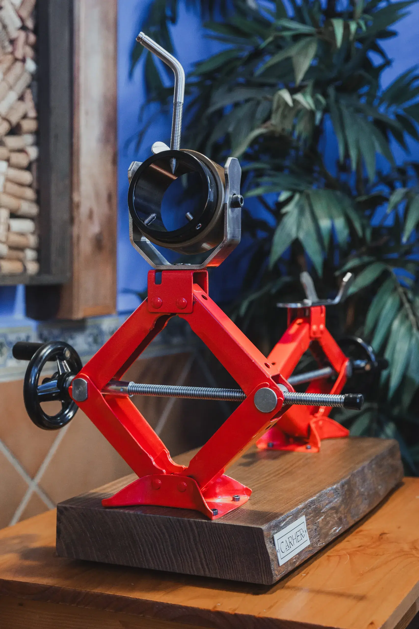Los dos soportes rojos del jamonero sobre su base de madera, sin jamón